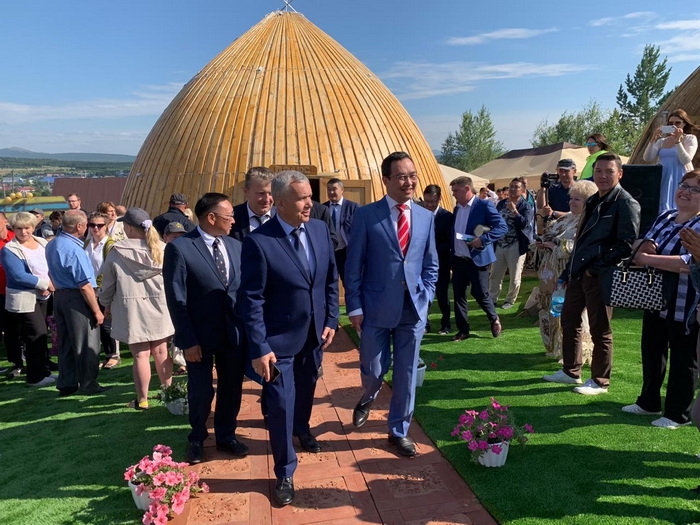 
            Айсен Николаев поздравил с 95-летием золотодобывающей промышленности Якутии        
