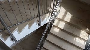 
            Житель Якутии вытолкал назойливого гостя в подъезд и перекинул через перила лестницы        