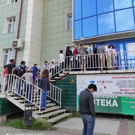 В поликлинике в Якутске допустили массовое скопление людей