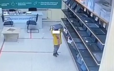 В Якутске оставленный без присмотра ребенок разбил ноутбук в магазине