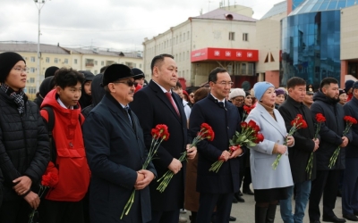 В День государственности Республики Саха (Якутия) в Якутске возложили цветы к памятнику Платона Ойунского