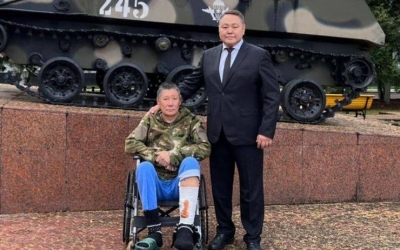 Альберт Семенов навестил якутских добровольцев в военном госпитале