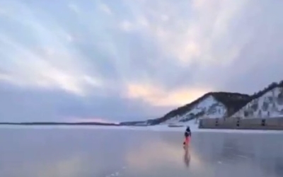 Под Якутском дети устроили опасные покатушки по тонкому льду