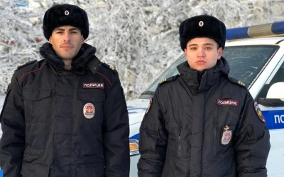 В Якутии полицейские спасли мужчину, который упал в яму и обморозил конечности