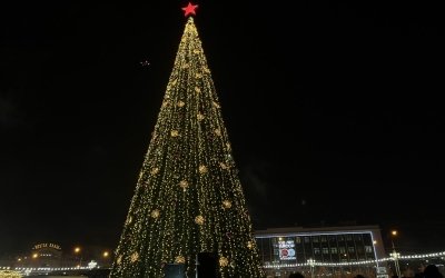 В Якутии зажглись первые новогодние елки в стране