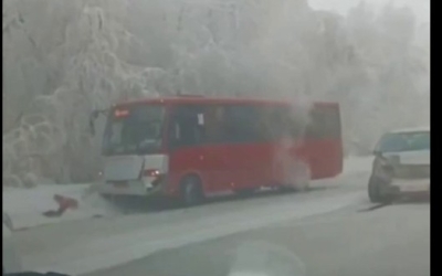 В Якутске маршрутный автобус попал в ДТП: Пострадала пассажирка "Тойоты"