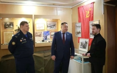 Альберт Семенов передал ветеранам боевых действий помощь, оказанную представительными органами Якутии