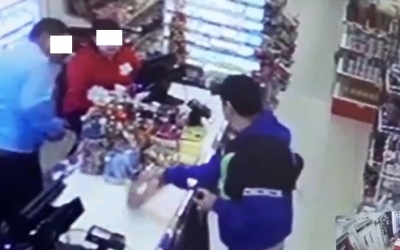В Якутске покупатель устроил скандал в магазине: Мужчина кинул лепешкой в продавщицу и плюнул ей в лицо