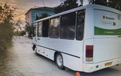 В Якутске 60-летний пассажир выпал из окна автобуса