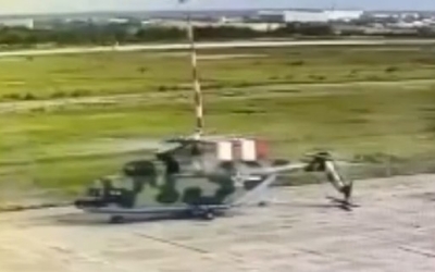 Опубликовано подробное видео, как в аэропорту Якутска вертолет ФСБ снес осветительную мачту