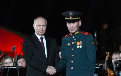 Якутяне из героического экипажа танка "Алеша" получили звания Героев России