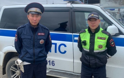 В Якутии сотрудники ДПС спасли пожилого человека во время пожара