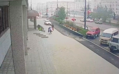 В Якутске пьяный водитель, уходя от полицейской погони, едва не сбил пешеходов на тротуаре
