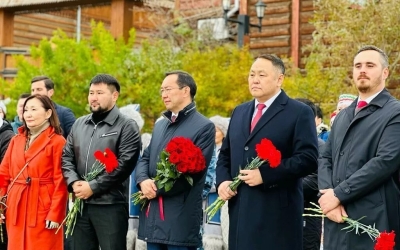 В День города в Якутске возложили цветы к памятнику основателям городов и сел северо-востока России