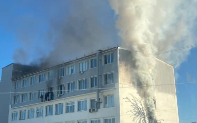 В Якутске люди, спасаясь от пожара, рискуют упасть с высоты