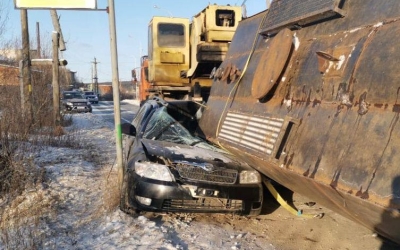 В Якутске с грузовика упала цистерна и придавила водителя иномарки