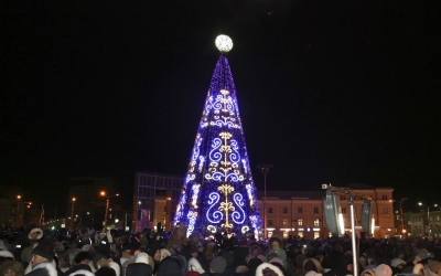 На площади Орджоникидзе торжественно зажглись огни новогодней ёлки