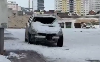 "А вдруг бы ребенок шел?": В Якутске с крыши жилого дома глыба снега упала на автомобиль