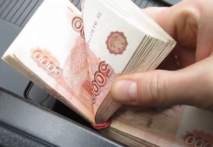 Таксист украл у пьяных супругов 150 тысяч рублей