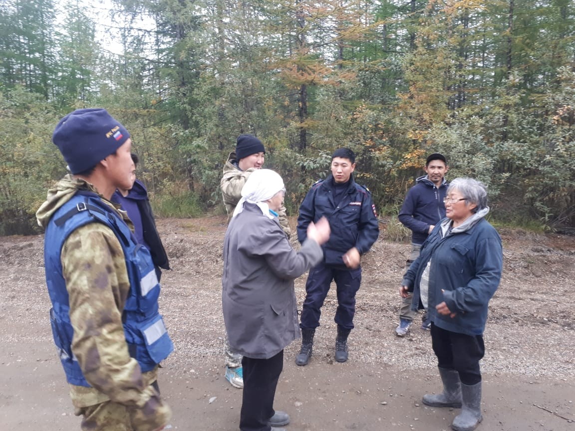 В Среднеколымске спасатели нашли пропавшую в лесу пенсионерку