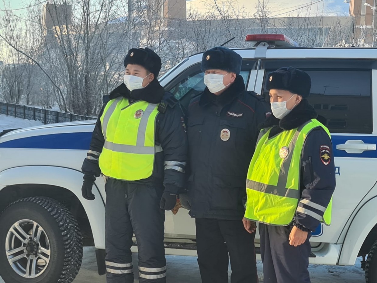 Замерзавшим в заглохшей машине жителям Якутска на помощь пришли сотрудники ГИБДД