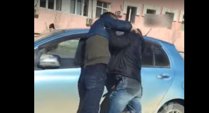 Дорожные войны в Якутске: Двое мужчин устроили яростною драку